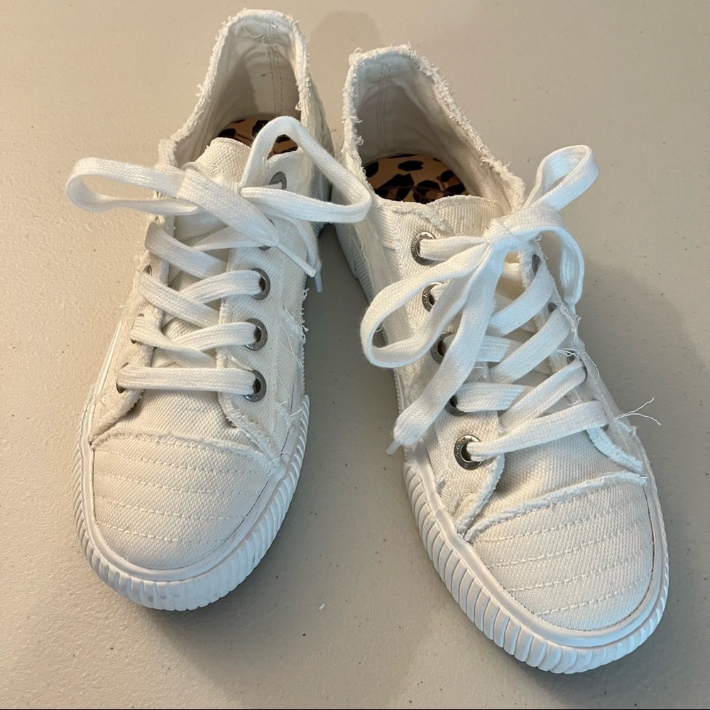 Blowfish brand, Size 7.5, White Lace-Up Sneakers